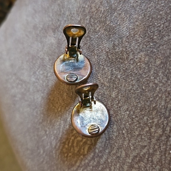 3/$30 VTG Pearlesque Dome Clip-on Earrings - Picture 4 of 5